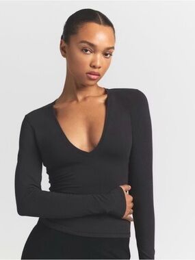 Skims ESSENTIAL KNIT
Long Sleeve V Neck